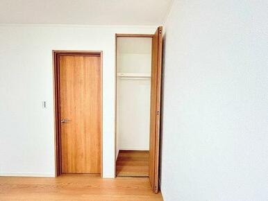 「２階東側洋室」クローゼット設置しております。