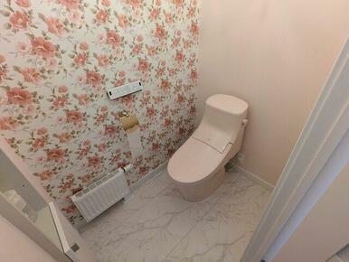 花柄のクロス×ピンクのトイレ　通常のトイレより広々です♪