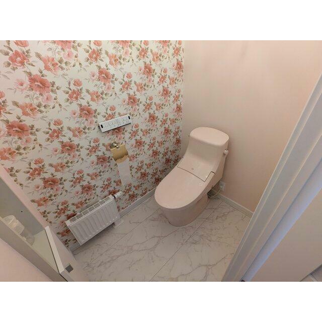 花柄のクロス×ピンクのトイレ　通常のトイレより広々です♪
