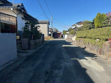 前面道路。物件東側から撮影