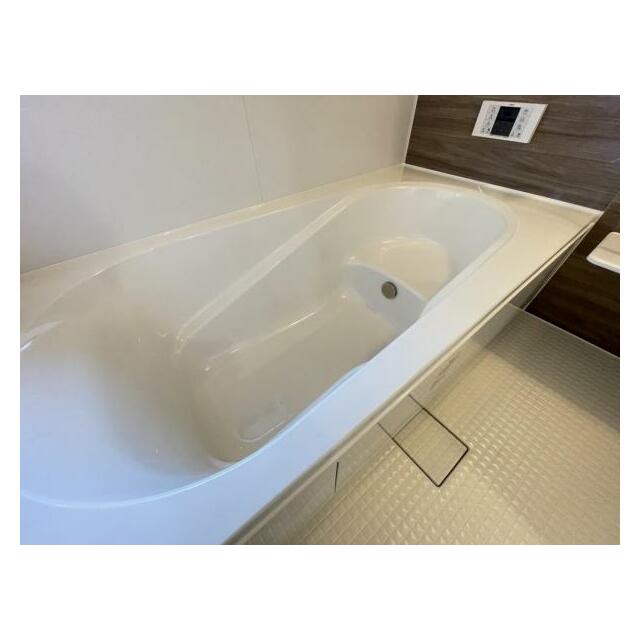 ゆったりと浸かれる1坪風呂を採用！1日の疲れを癒してくれる浴室は窓のある開放的な空間＾＾