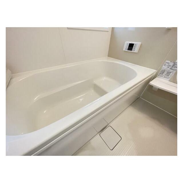 ゆったりと浸かれる1坪風呂を採用！1日の疲れを癒してくれる浴室は窓のある開放的な空間＾＾