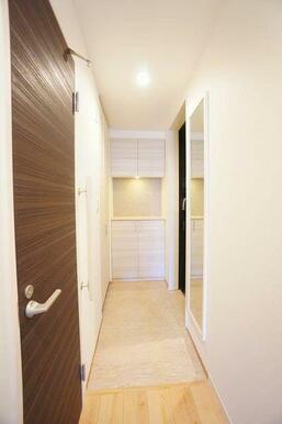 【玄関】セパレイトタイプのシューズクローゼット　手摺・全身姿見付き