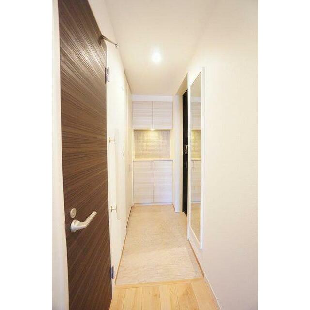 【玄関】セパレイトタイプのシューズクローゼット　手摺・全身姿見付き