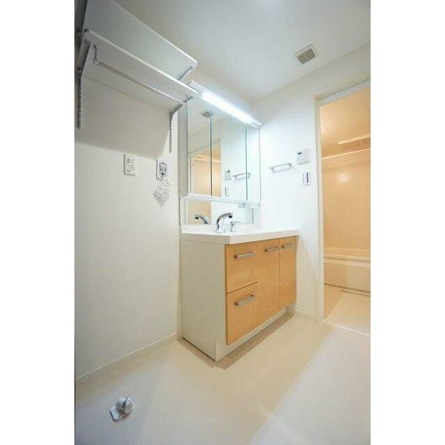 【洗面室】シャンプードレッサ－　収納棚やラックが付いています。