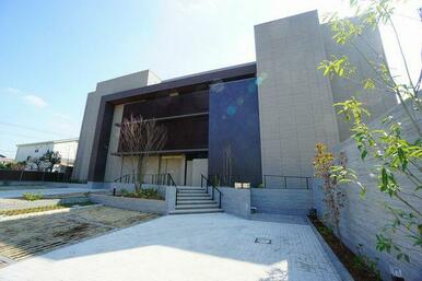 ４階建２０世帯。外構周りの緑豊かな植栽。