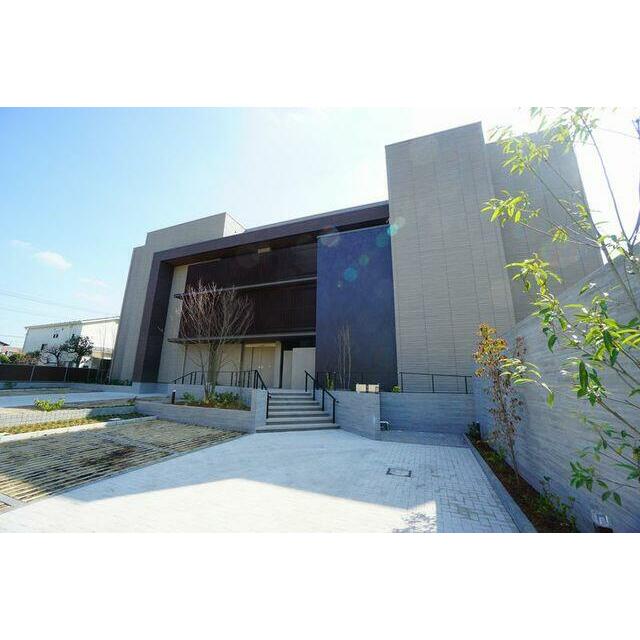 ４階建２０世帯。外構周りの緑豊かな植栽。