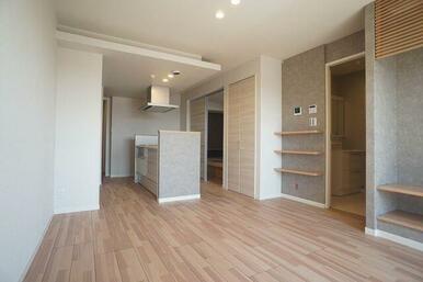 【１４．０帖ＬＤＫ】開放感のあるＬＤＫ　ご入居したその日からご利用できる無料Ｗｉ－Ｆｉ付テレビボー…