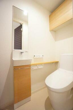 【トイレ】　温水洗浄機能付き　収納棚付き・手洗い付き