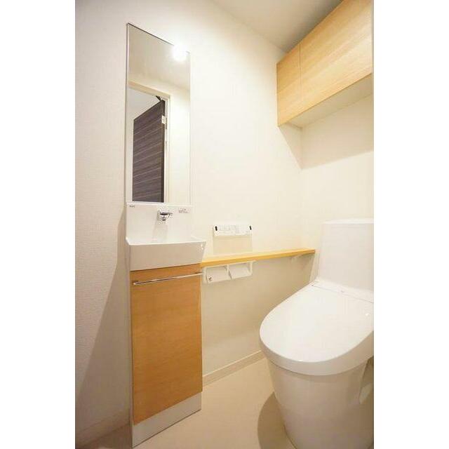 【トイレ】　温水洗浄機能付き　収納棚付き・手洗い付き