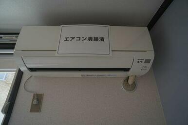 洋室にはエアコンが完備されています♪