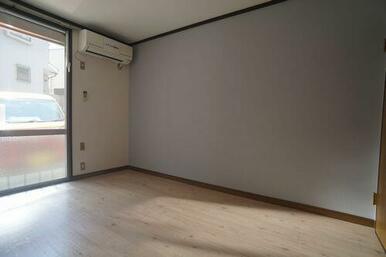 アクセントクロスで落ち着いた雰囲気の洋室です♪