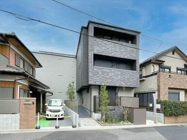 積水ハウスの重量鉄骨造エレベーター付３階建てＺＥＨシャーメゾンです。