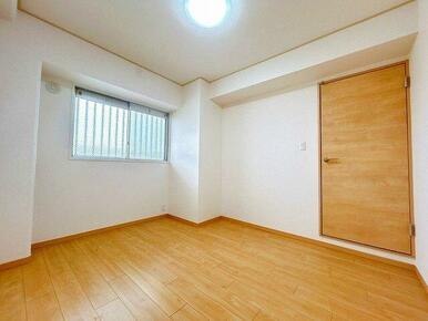 「西側洋室」約５帖のお部屋です。