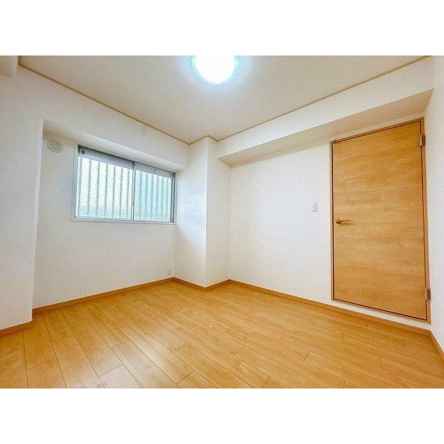「西側洋室」約５帖のお部屋です。