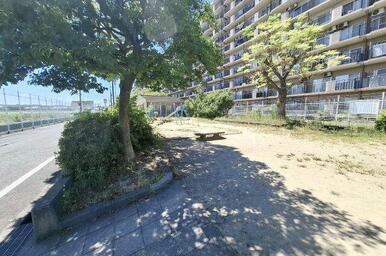 隣接公園