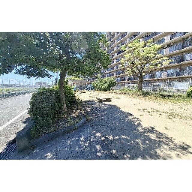 隣接公園