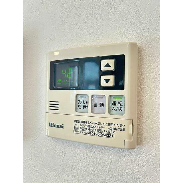 「設備」キッチン側からでも給湯パネルの操作ができます。