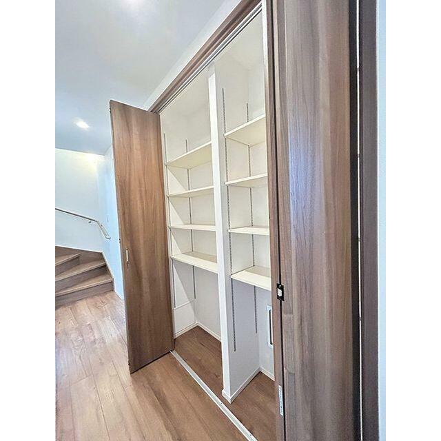 「廊下」廊下にも収納がございます。
