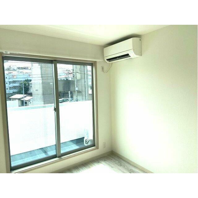 南西向き日中は明るい陽射し入ります