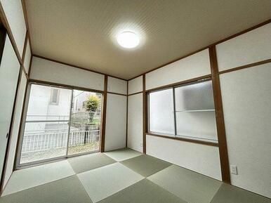 「和室」ヘリ無半畳畳に施工しております。