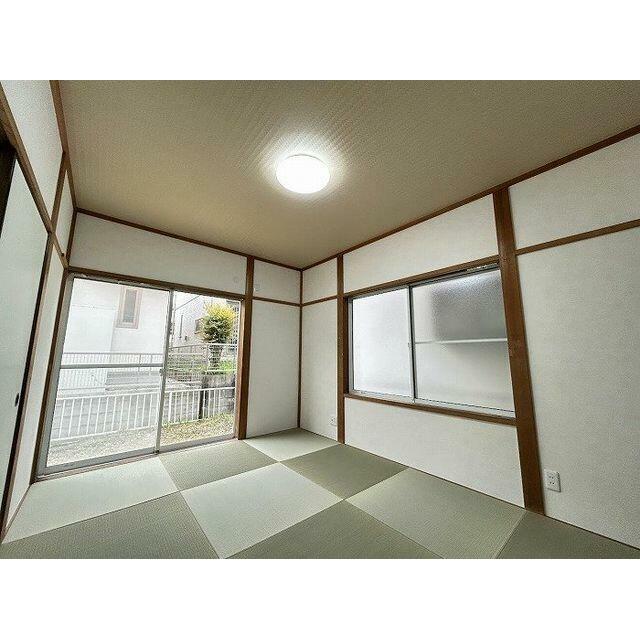 「和室」ヘリ無半畳畳に施工しております。