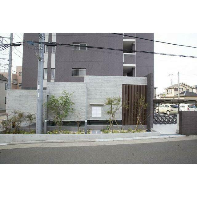 幅と高さの異なる３つのボリュームを少しずつ重ね合わせながら配置したエントランスにより、変化に富んだ連続性のある外観と内部空間。