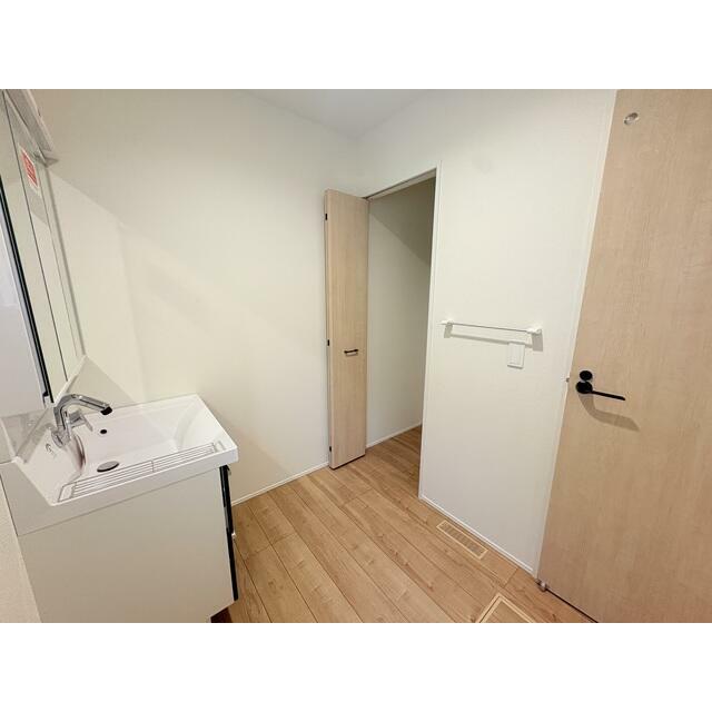 【２号棟】清潔感のある洗面所。鏡裏収納で小物もすっきり片付き、見た目も美しく保てます。