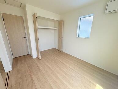 【２号棟】リビング横のお部屋です。5.28帖の使い勝手の良い洋室。