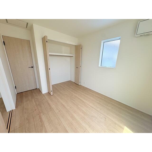 【２号棟】リビング横のお部屋です。5.28帖の使い勝手の良い洋室。