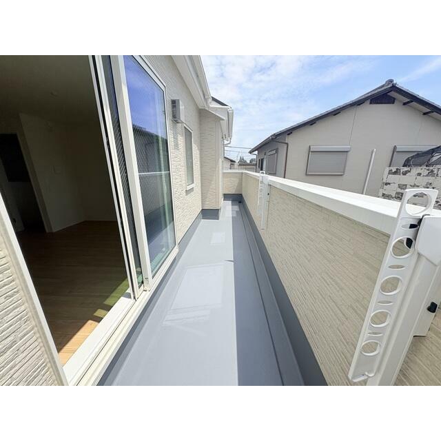 2階ならではの明るい陽射しが差し込むリビングに直結しているバルコニーです。