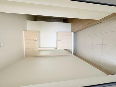 【２号棟】ゆとりある広々玄関。毎日の出入りも快適な迎え入れ空間です。 シューズBOXも大きくでお気に入りの靴が沢山収納可能です！