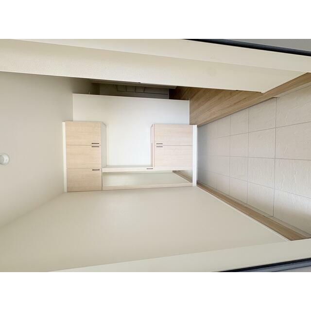 【２号棟】ゆとりある広々玄関。毎日の出入りも快適な迎え入れ空間です。 シューズBOXも大きくでお気に入りの靴が沢山収納可能です！