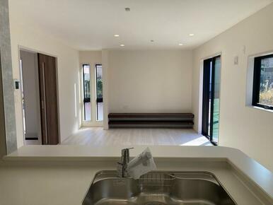 植物やお花で飾って部屋全体の印象を作るのも有り（1号棟）