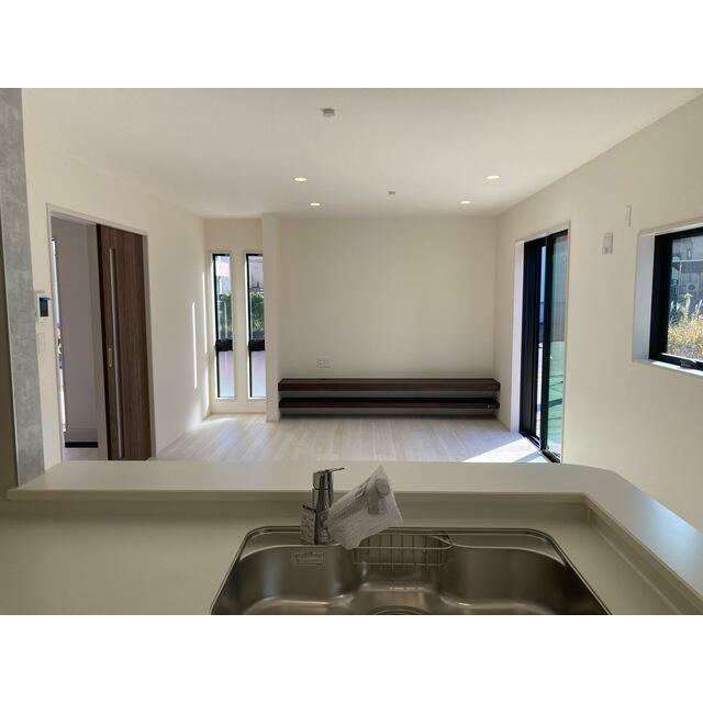 植物やお花で飾って部屋全体の印象を作るのも有り（1号棟）