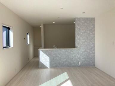 遊び心のあるアクセントクロスがリビングに華やぎを与えます（1号棟）