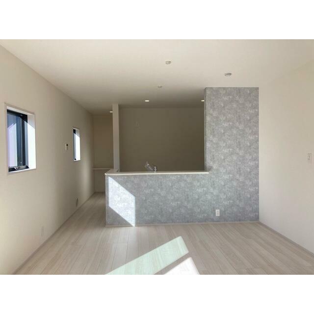 遊び心のあるアクセントクロスがリビングに華やぎを与えます（1号棟）