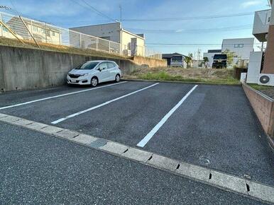 敷地内駐車場になります。縦列でご利用いただけます♪
