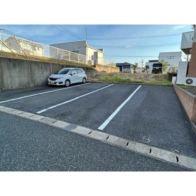 敷地内駐車場になります。縦列でご利用いただけます♪