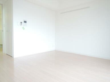 【別室参考写真】白を基調したお部屋です。