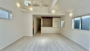 白色を基調にしたリビングは清潔感がありリビングを広く感じられます。