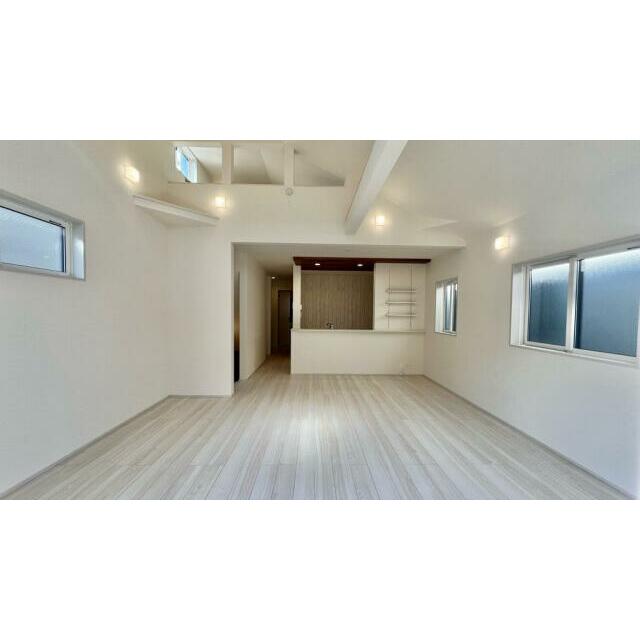 白色を基調にしたリビングは清潔感がありリビングを広く感じられます。