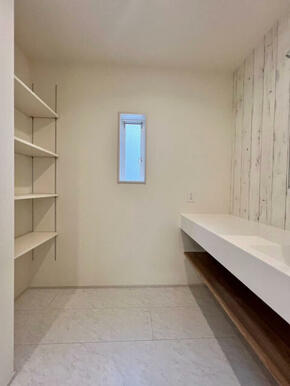 広々として洗面所は、収納棚が付いており、幅広の洗面化粧台が収納力がありとても便利です。