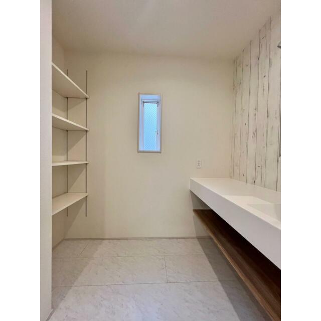 広々として洗面所は、収納棚が付いており、幅広の洗面化粧台が収納力がありとても便利です。