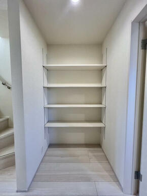 廊下に収納があり、室内を広く使用できる工夫がされております。