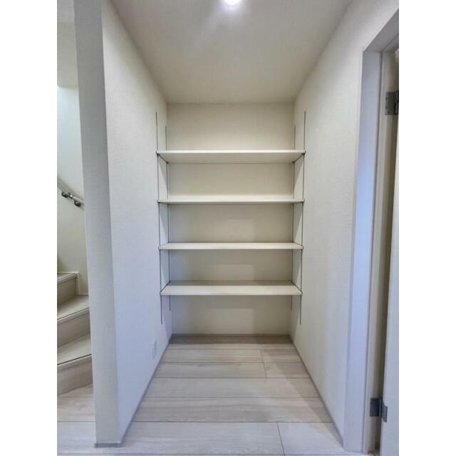 廊下に収納があり、室内を広く使用できる工夫がされております。