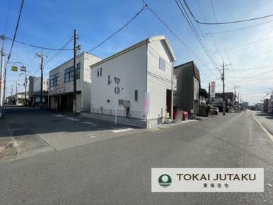 西側約11M、北側約6.1M幅員の公道角地。車の出し入れもスムーズに行えますね＾＾