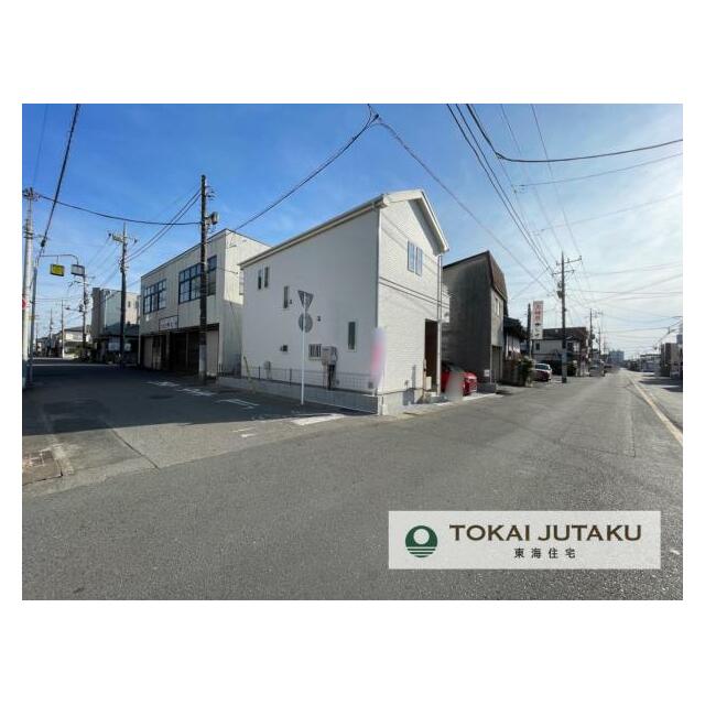 西側約11M、北側約6.1M幅員の公道角地。車の出し入れもスムーズに行えますね＾＾