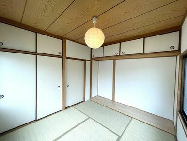 1階の約4.5帖の和室です。収納、天袋付きです