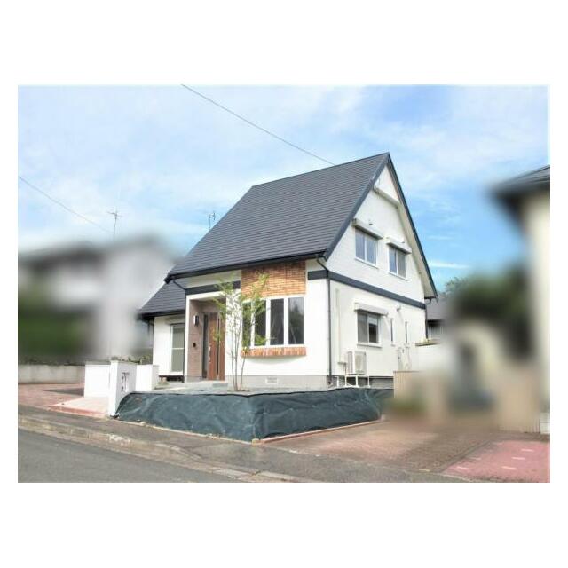 玄関アプローチは、シンプルな白壁と調和し、暖かみを添えるデザインとなっています。